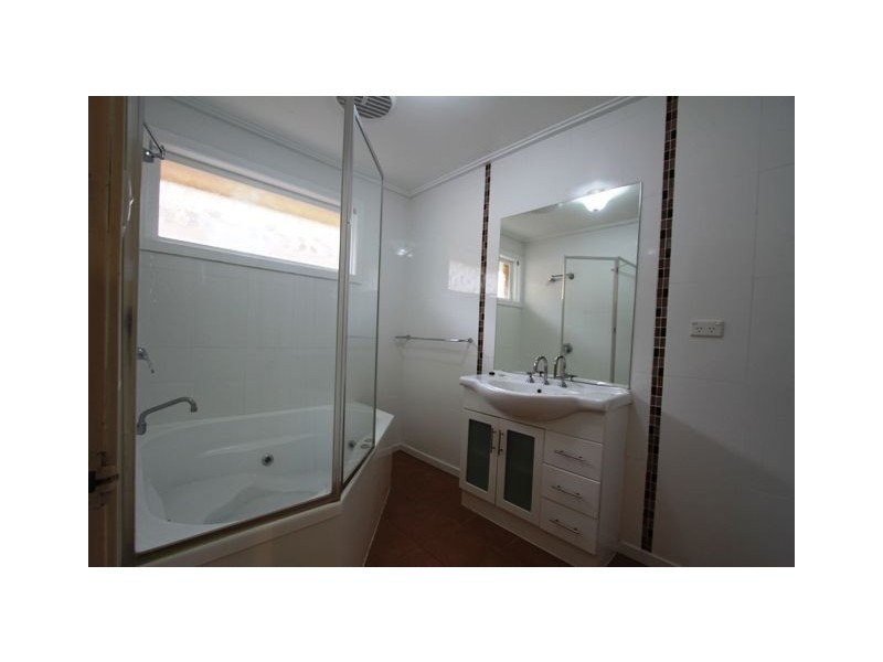 8 Suzanne Crt, Briar Hill VIC 3088