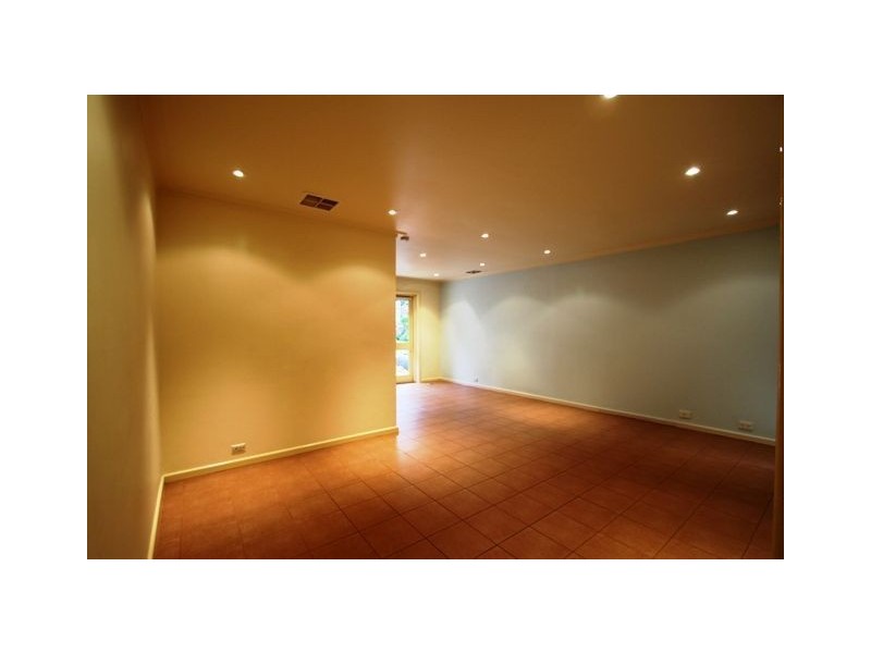 8 Suzanne Crt, Briar Hill VIC 3088