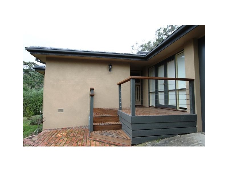 8 Suzanne Crt, Briar Hill VIC 3088