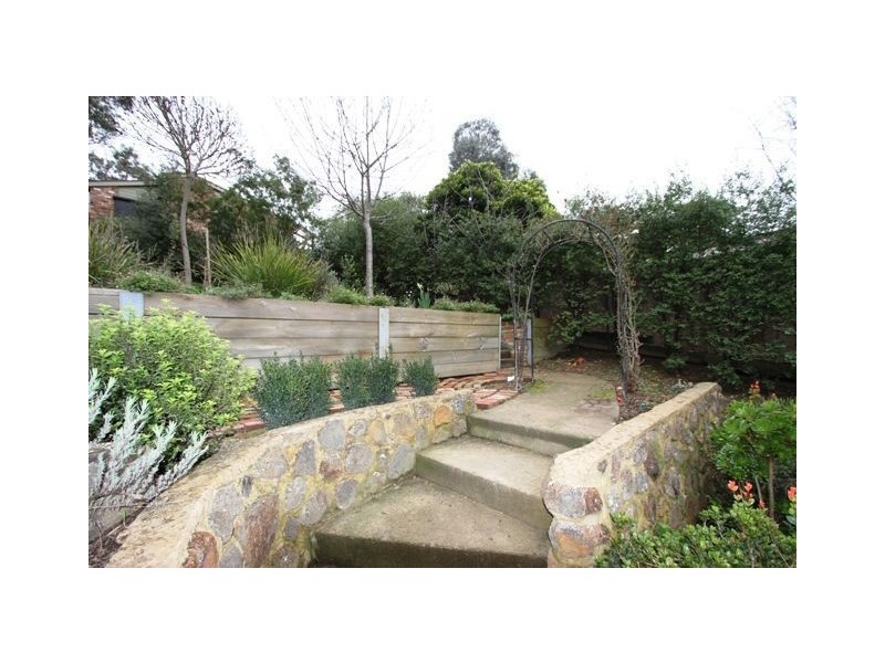 8 Suzanne Crt, Briar Hill VIC 3088