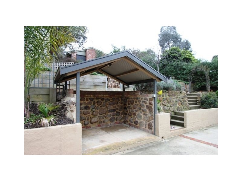 8 Suzanne Crt, Briar Hill VIC 3088