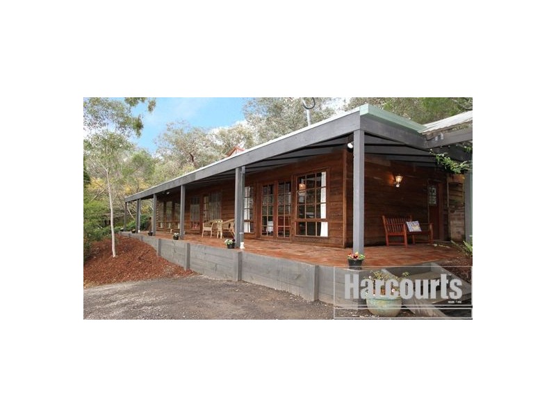 8 Scenic Crescent, Eltham North VIC 3095