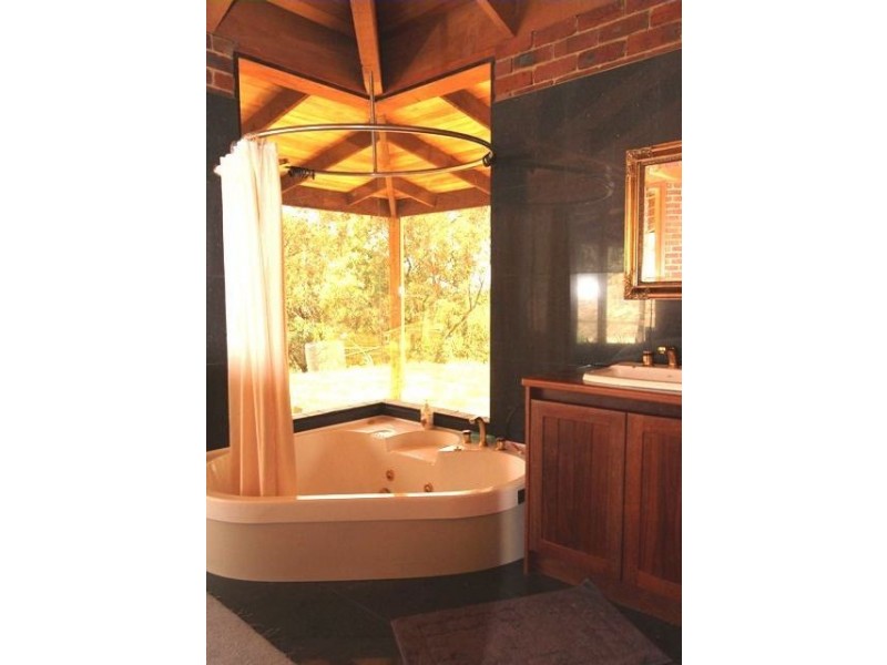 110 Valley Road, Wattle Glen VIC 3096