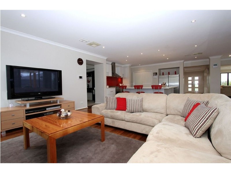 18 Melliodora Crescent, Greensborough VIC 3088