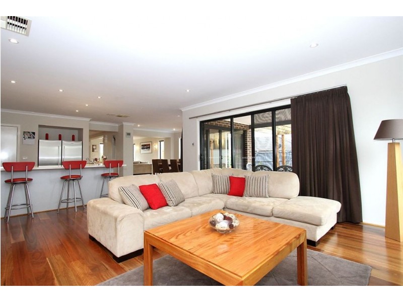 18 Melliodora Crescent, Greensborough VIC 3088