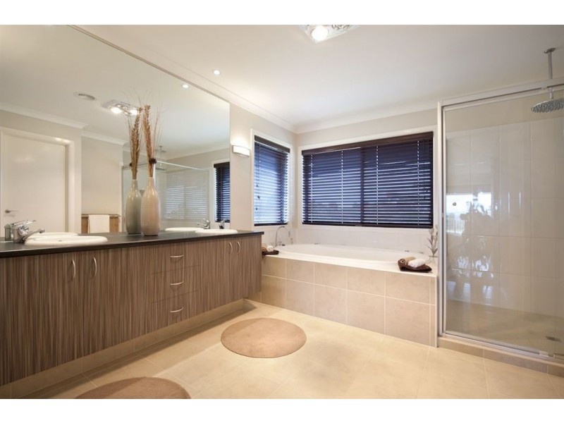 18 Melliodora Crescent, Greensborough VIC 3088