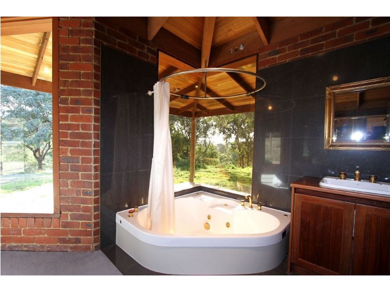 110 Valley Road, Wattle Glen VIC 3096