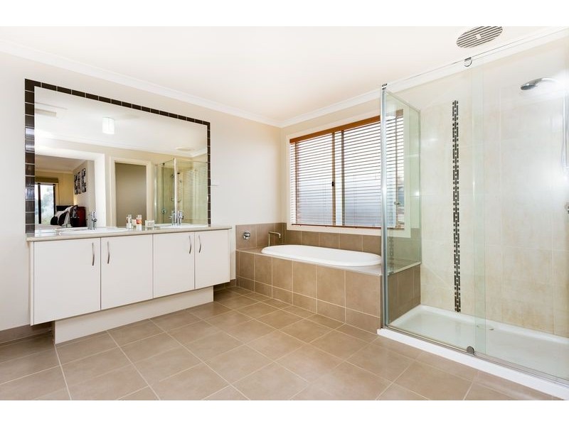 26 Sugar Gum Bvd, Greensborough VIC 3088