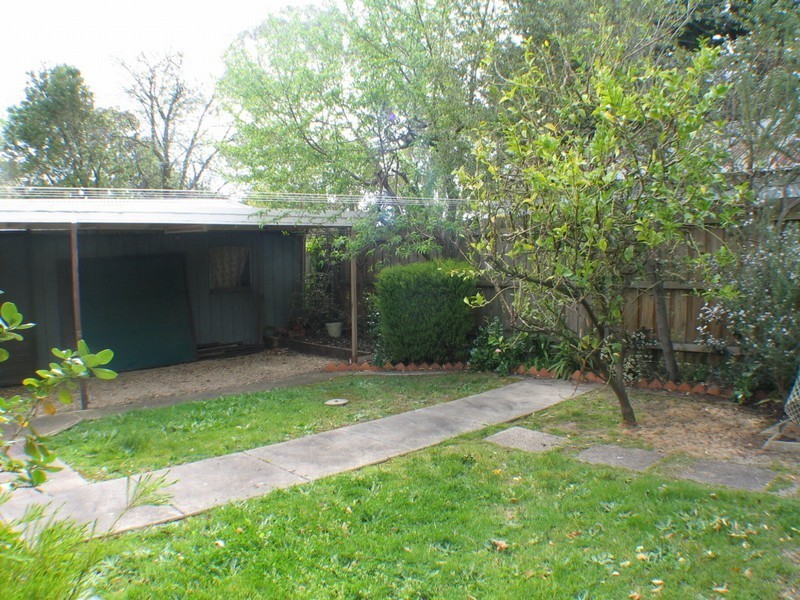 12 Sharpes Rd, Watsonia North VIC 3087