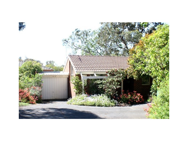 2/15 Essex Street, Briar Hill VIC 3088