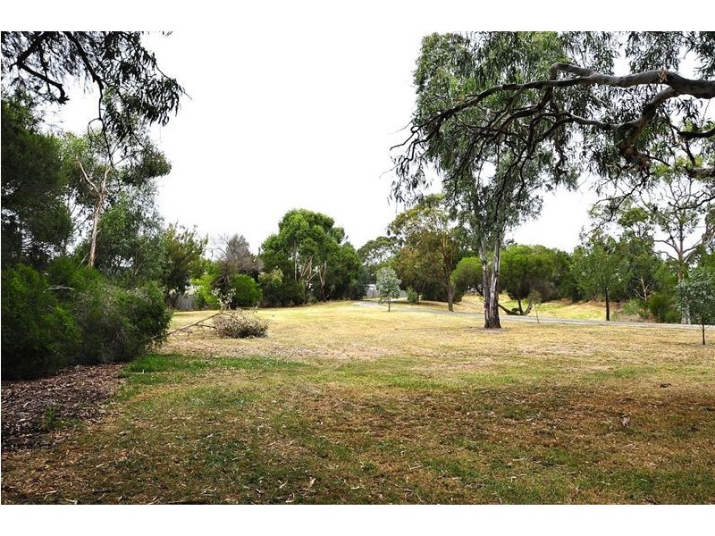 16 Oak Avenue, Doveton VIC 3177