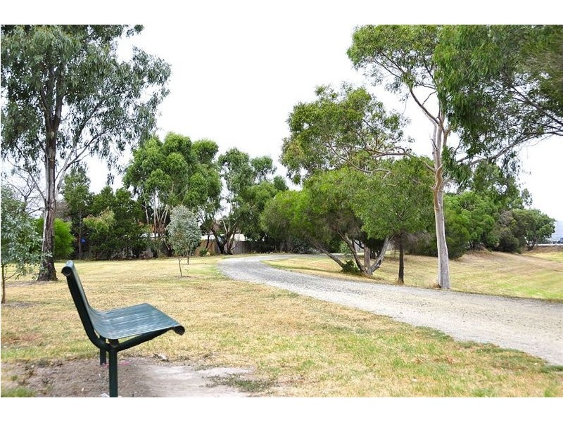 16 Oak Avenue, Doveton VIC 3177