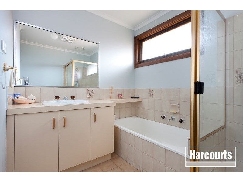 21 Huxley Crescent, Endeavour Hills VIC 3802