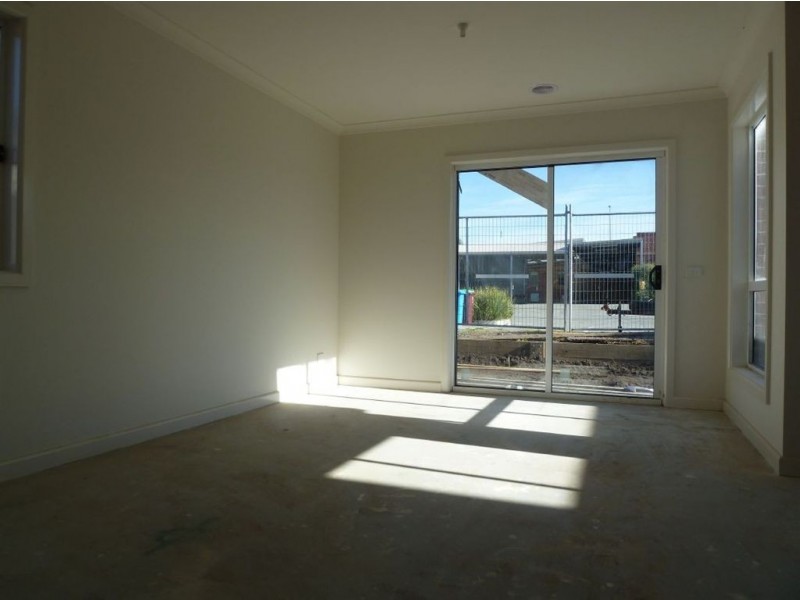 13/4 Young Road, Hallam VIC 3803