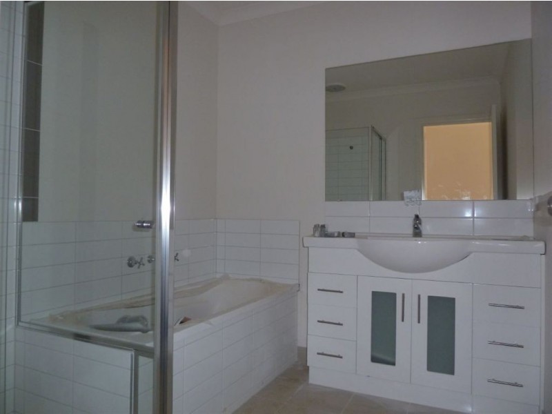 13/4 Young Road, Hallam VIC 3803