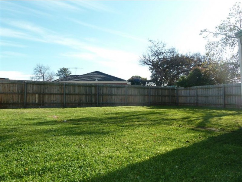 2/33 Latham Crescent, Dandenong North VIC 3175