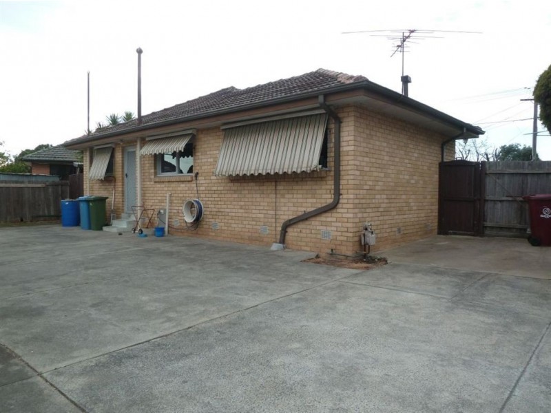 8 Dunearn Road, Dandenong North VIC 3175