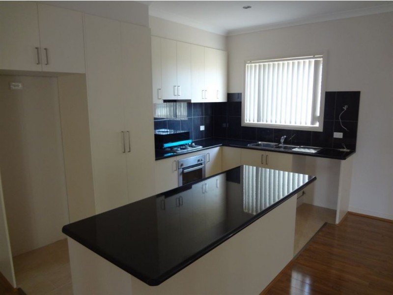 2/122 Circle Drive, Cranbourne VIC 3977