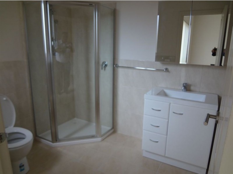 2/122 Circle Drive, Cranbourne VIC 3977