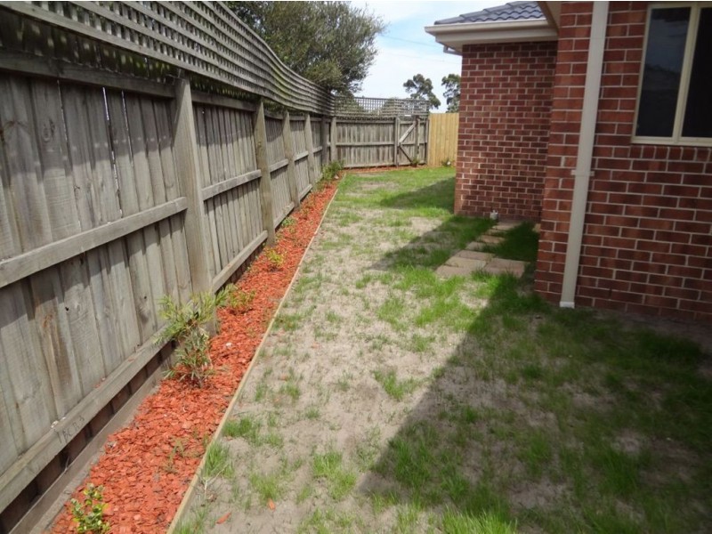 2/122 Circle Drive, Cranbourne VIC 3977