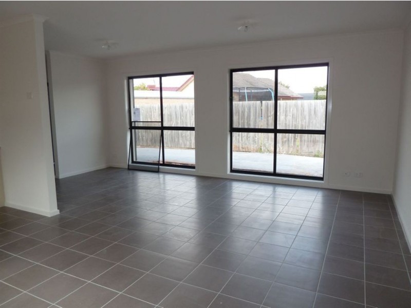 2/40 Liquidamber Street, Doveton VIC 3177