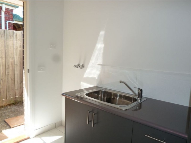 2/7 Koonalda Grove, Dandenong North VIC 3175