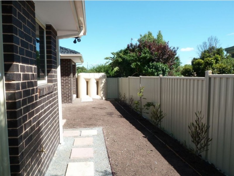 2/7 Koonalda Grove, Dandenong North VIC 3175