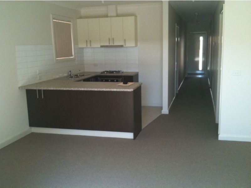 13/4 Young Road, Hallam VIC 3803