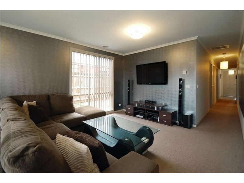 27 Ebony Street, Cranbourne VIC 3977