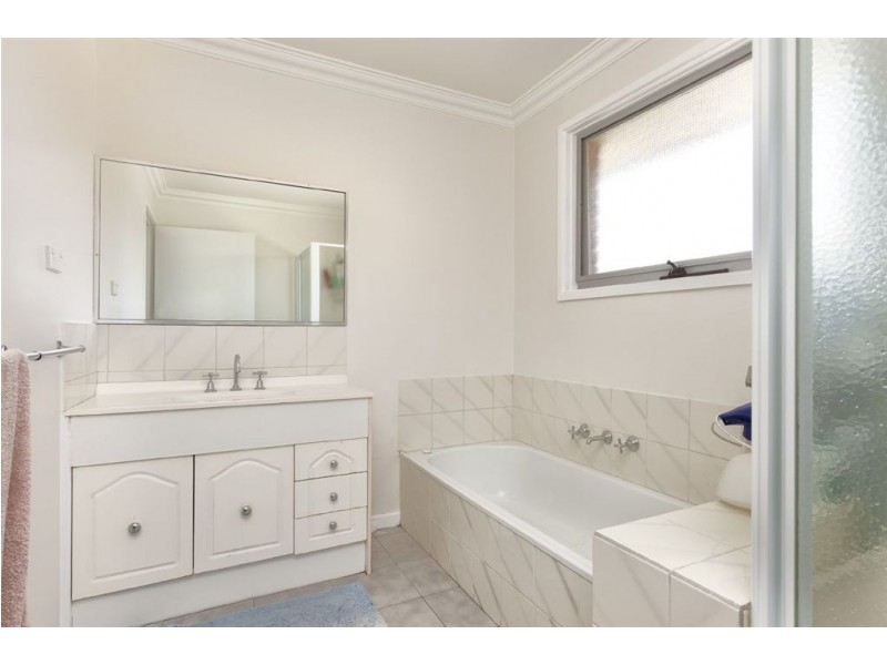 2/31 Canbera Avenue, Dandenong VIC 3175