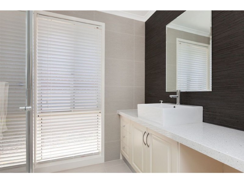 35 Sandalwood Drive, Narre Warren VIC 3805