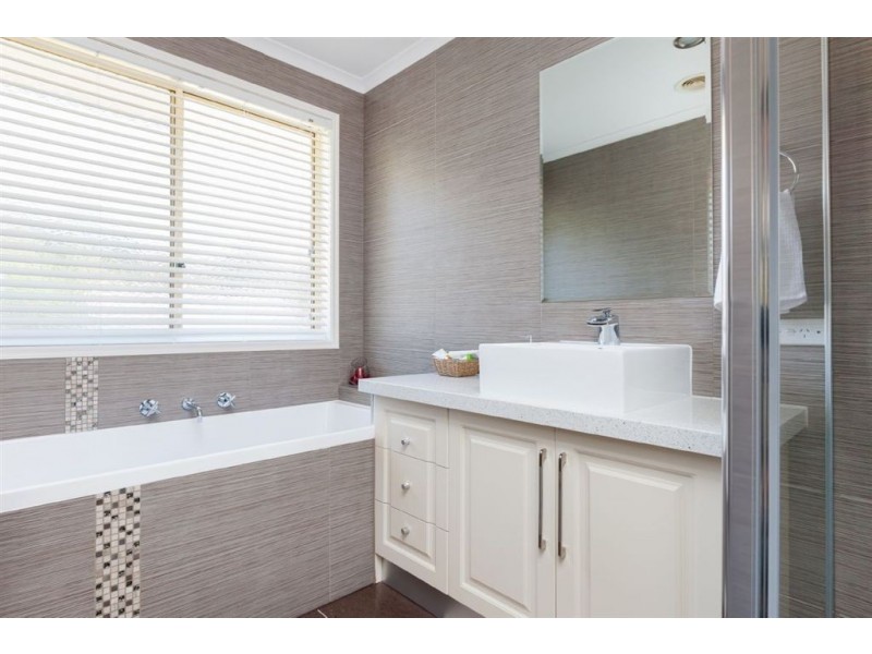 35 Sandalwood Drive, Narre Warren VIC 3805