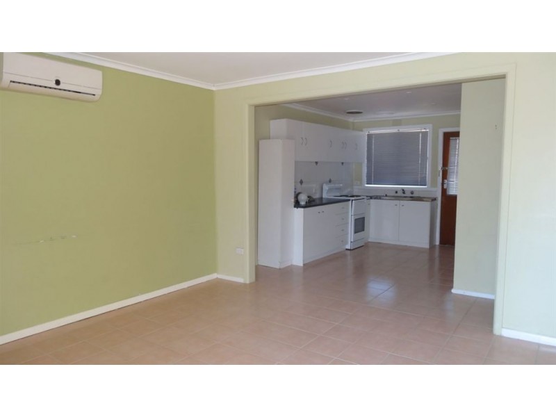 4/33 Gladstone Road, Dandenong North VIC 3175