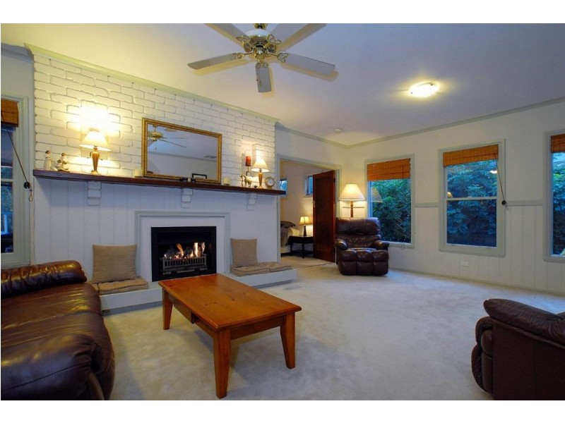 5 Vale Rd, Belgrave Heights VIC 3160