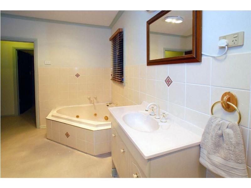 5 Vale Rd, Belgrave Heights VIC 3160