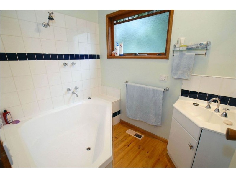 2 Gordon Ave, Tecoma VIC 3160