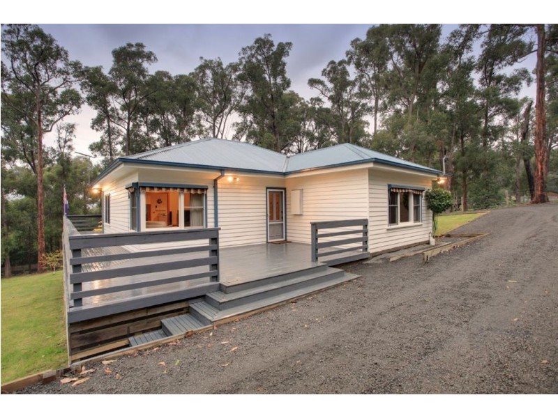 6 Woodlands Ave, Cockatoo VIC 3781