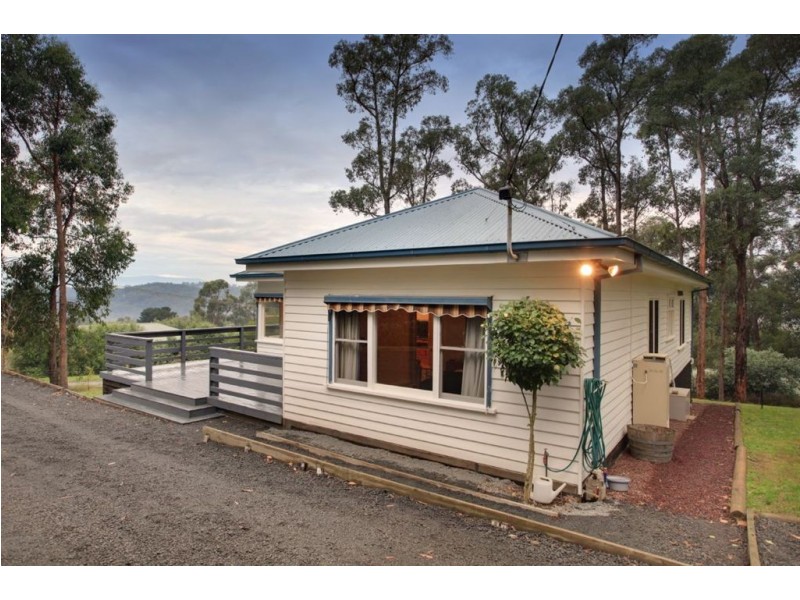 6 Woodlands Ave, Cockatoo VIC 3781