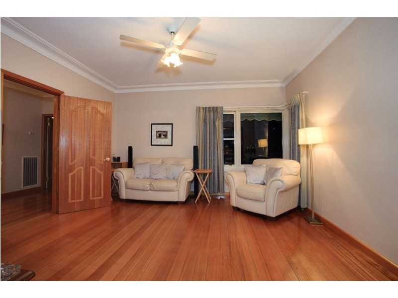 6 Woodlands Ave, Cockatoo VIC 3781