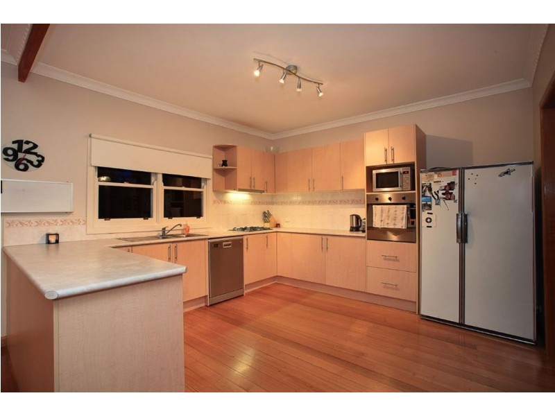 6 Woodlands Ave, Cockatoo VIC 3781