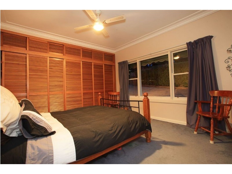 6 Woodlands Ave, Cockatoo VIC 3781