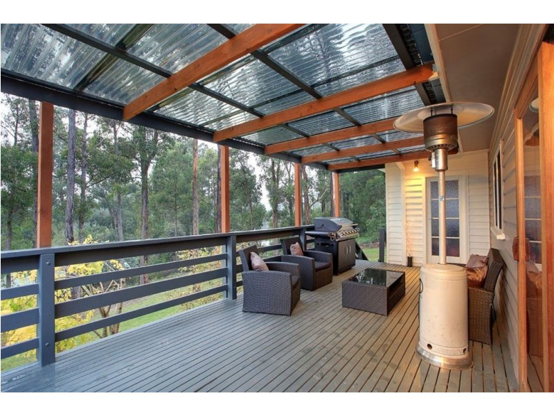 6 Woodlands Ave, Cockatoo VIC 3781