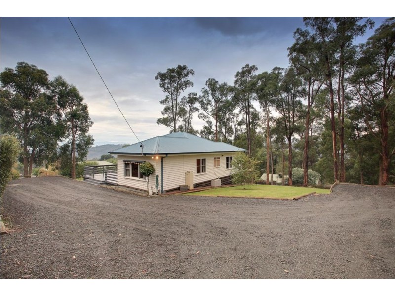 6 Woodlands Ave, Cockatoo VIC 3781