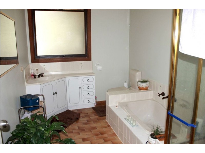 2 arthur Road, Cockatoo VIC 3781