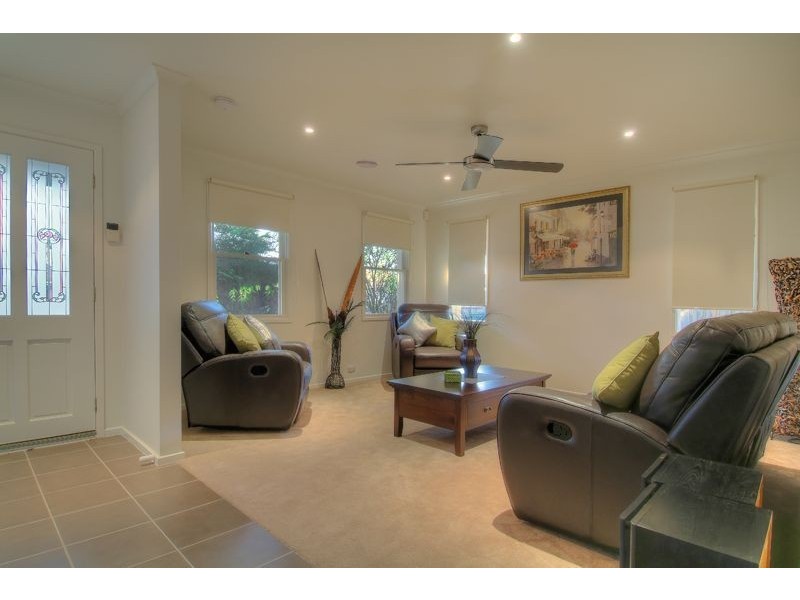 5a messmate court, Berwick VIC 3806