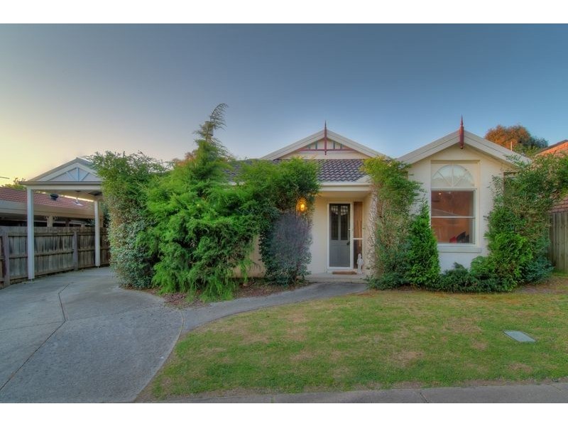 5a messmate court, Berwick VIC 3806