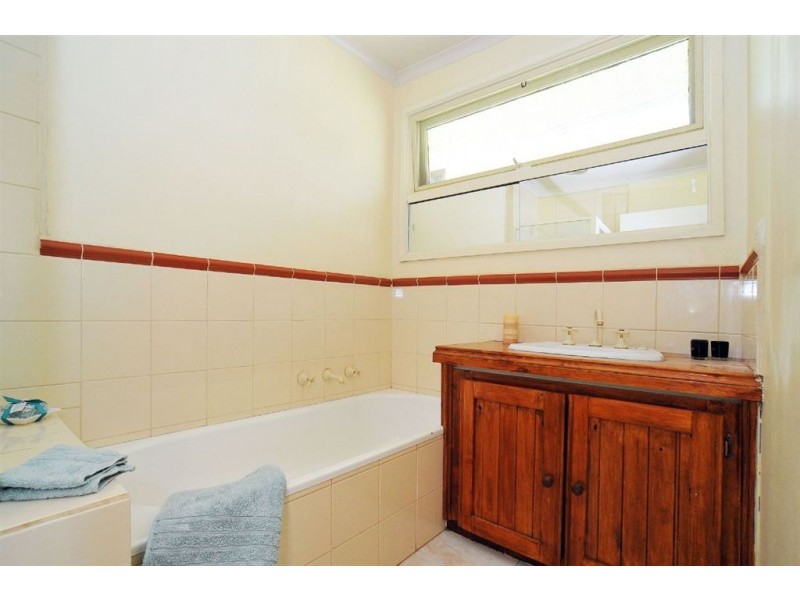 8 Chalmers Grove, Upper Ferntree Gully VIC 3156