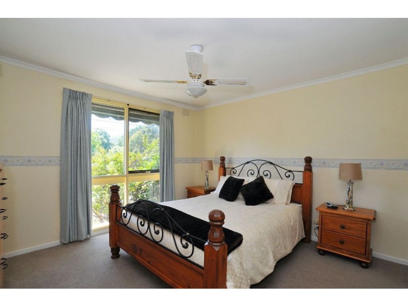 8 Chalmers Grove, Upper Ferntree Gully VIC 3156