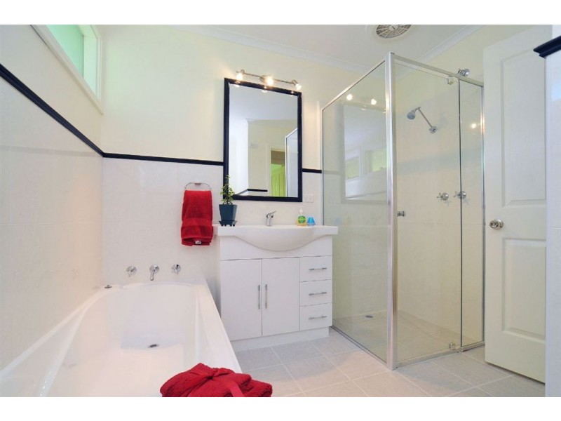 2A Clifford Grove, Tecoma VIC 3160