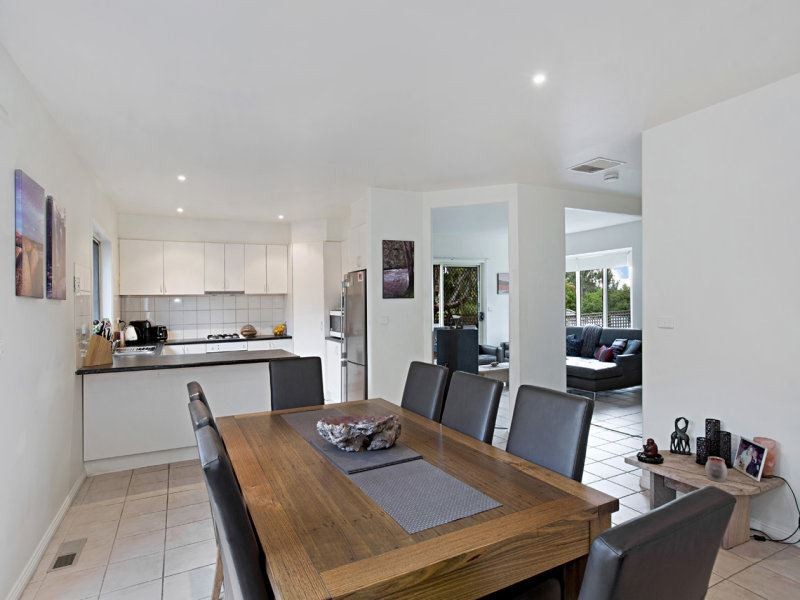 2/11 Newman Road, Croydon VIC 3136